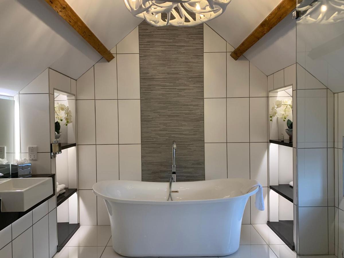 The Wheatsheaf Hotel, Sandbach Ngoại thất bức ảnh Bathroom with a freestanding bath